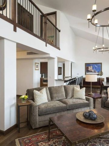 Luxuriöses Wohnzimmer einer Suite mit hohen Decken und stilvoller Einrichtung