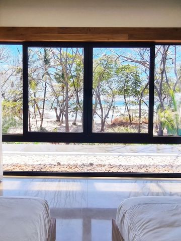 Panoramafenster mit Blick auf den tropischen Strand