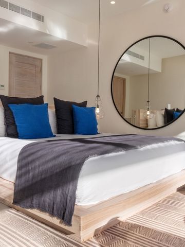 Geräumiges Schlafzimmer mit großem Spiegel und modernem Dekor