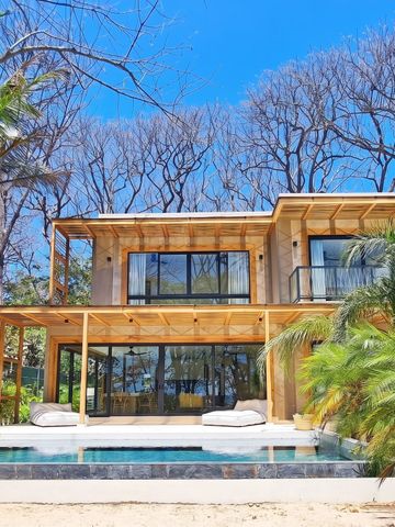 Moderne Villa mit Pool umgeben von tropischer Natur