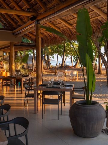 Elegantes Restaurant mit offener Architektur und Meerblick