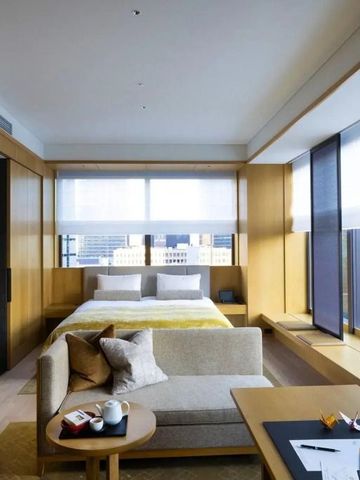 Gemütliches Hotelzimmer mit Sitzgelegenheit und Ausblick