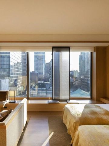 Hotelzimmer mit großem Fenster und Stadtblick