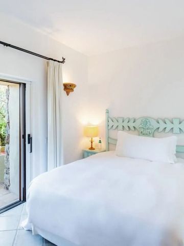 Kleines Zimmer mit hellen Farben und privatem Balkon.