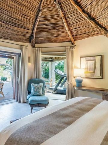 Luxuriös eingerichtetes Zimmer mit rustikalem Holzdach und Zugang zur Terrasse