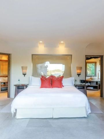 Weitläufiges Zimmer mit modernem Design und gemütlichem Bett