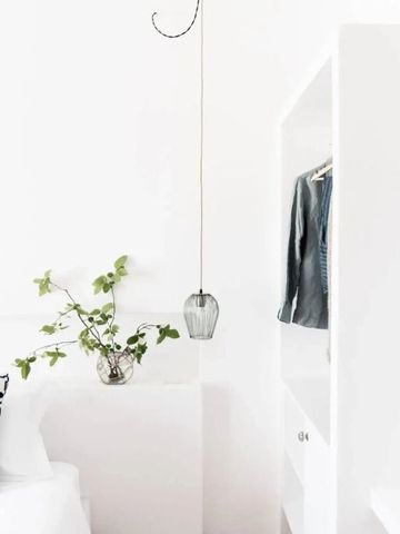 Minimalistisches Schlafzimmer mit Bett und dekorativen Elementen