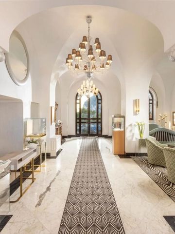 Elegante Hotellobby mit hohen Decken und stilvollen Leuchtern