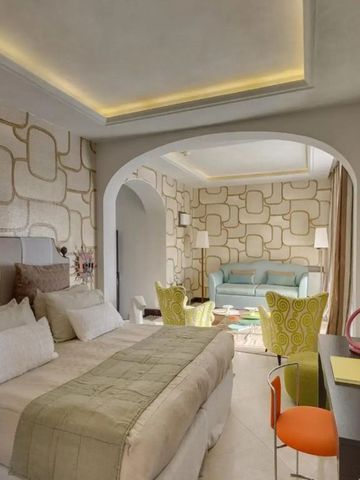 Modernes Hotelzimmer mit stilvoller Einrichtung und gemütlicher Sitzecke