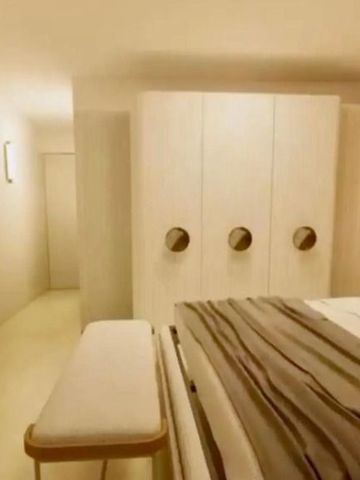 Schlichtes und elegantes Hotelzimmer mit hellem Interieur und minimalistischem Design