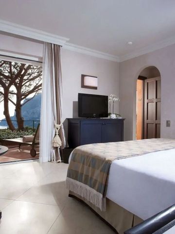 Helles Zimmer mit Meerblick und Terrasse im Hotel Punta Tragara