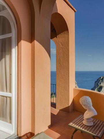 Charmanter Balkon mit Meerblick und Skulptur im Hotel Punta Tragara