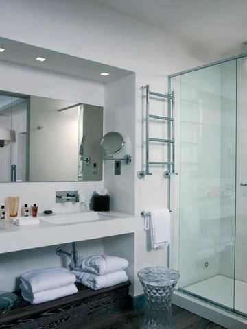 Modernes Badezimmer mit großer Dusche und Doppelwaschbecken im Hotel Punta Tragara