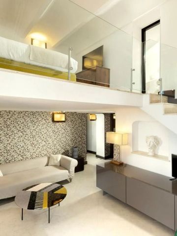 Luxuriöse Maisonette-Suite mit stilvollen Möbeln und Glasgeländer