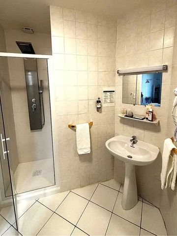 Badezimmer mit moderner Dusche und Waschbecken