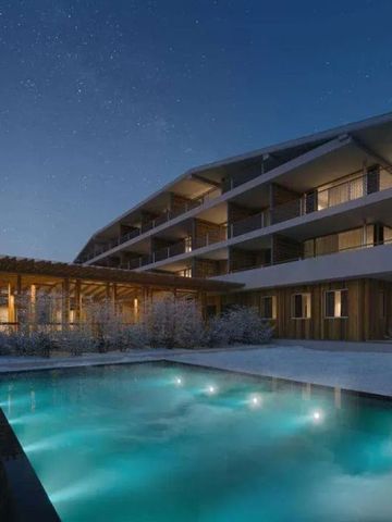 Hotelansicht bei Nacht mit beleuchtetem Pool