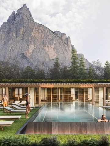 Infinity-Pool mit Bergkulisse und Liegen im Gartenbereich