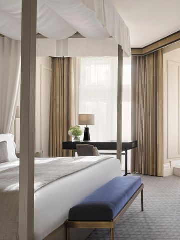 Helles Zimmer mit Himmelbett und moderner Einrichtung im Kimpton Fitzroy London