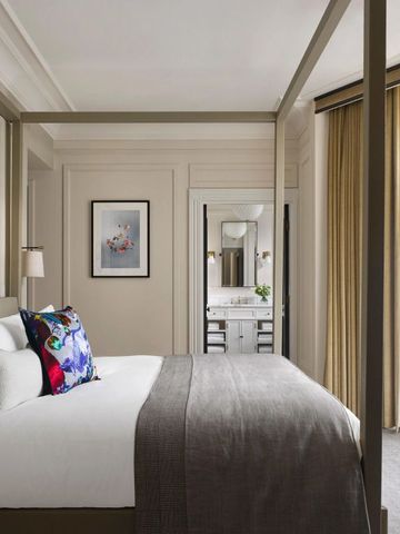 Luxuriöses Schlafzimmer im Kimpton Fitzroy London mit stilvollen Akzenten