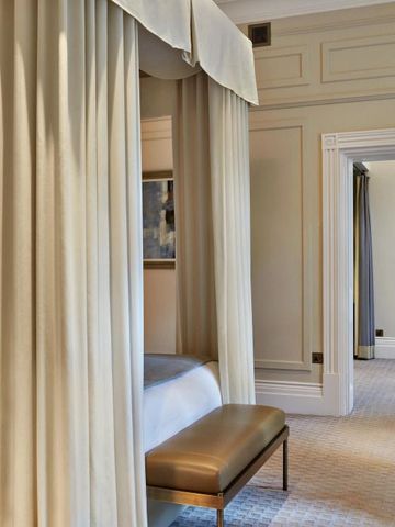 Suite im Kimpton Fitzroy London mit Vorhängen und luxuriösem Ambiente