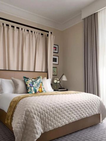 Elegantes Hotelzimmer mit stilvoller Dekoration und Kingsize-Bett