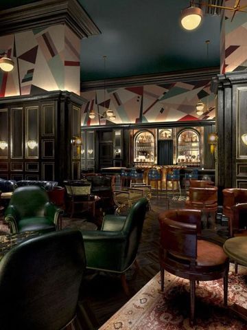 Elegante Hotelbar mit stilvollen Sesseln und einzigartiger Dekoration