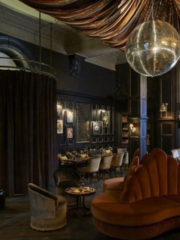 Eleganter Lounge-Bereich mit stilvollen Sesseln und kunstvoller Beleuchtung im Hotel