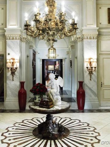 Elegante Lobby im Hotel Sacher Wien mit prachtvollem Kronleuchter