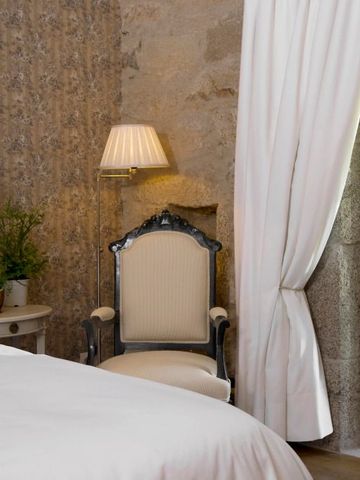 Gästezimmer im Hotel mit stilvollem Mobiliar und Vorhang