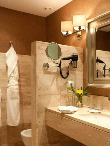 Luxuriöses Badezimmer mit Marmor und Bademänteln