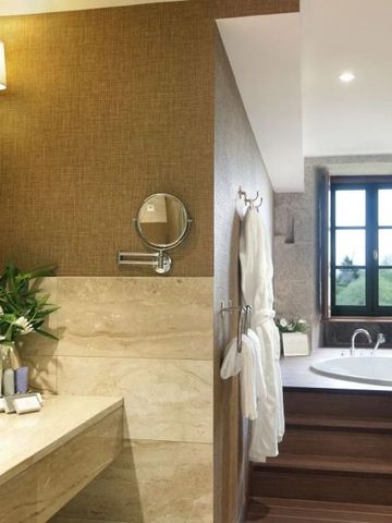 Elegantes Badezimmer mit Badewanne und Fensterblick