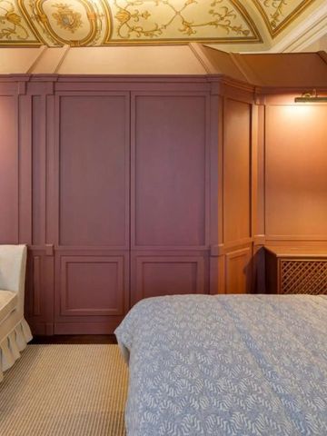 Luxuriöses Zimmer mit kunstvoller Decke und klassischen Möbeln