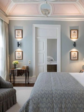 Elegantes Schlafzimmer mit pastellfarbenen Wänden und stilvollen Akzenten