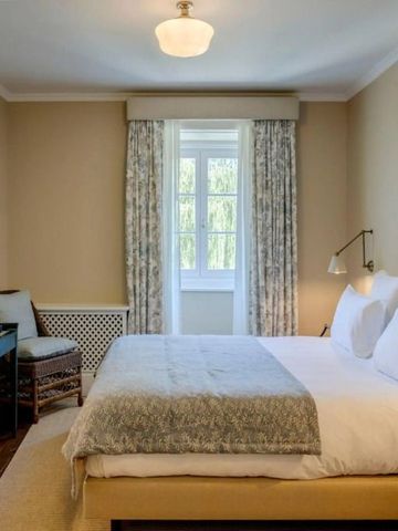 Gemütliches Hotelzimmer mit Doppelbett und elegantem Schreibtisch