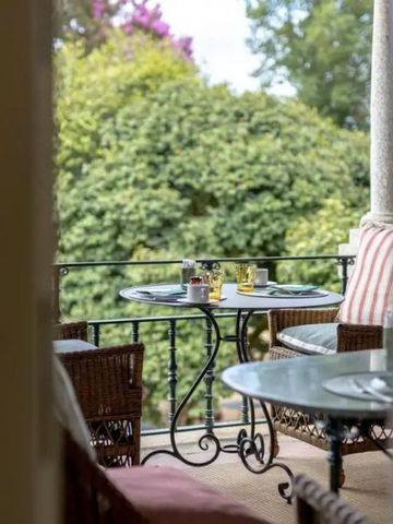 Charmante Terrasse mit Blick ins Grüne und gedecktem Tisch