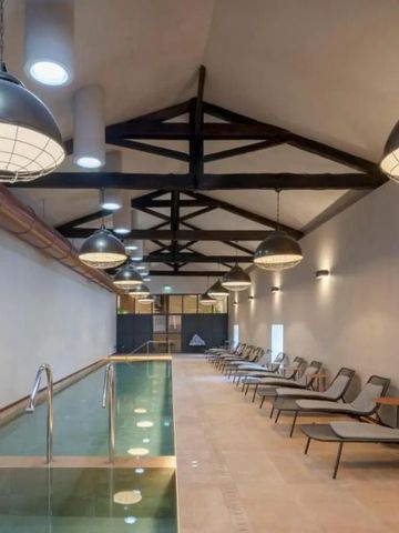 Wellnessbereich mit modernem Pool und stilvollen Liegen