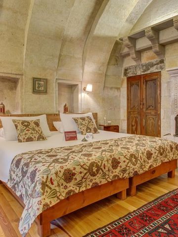 Luxuriöses Schlafzimmer mit gewölbter Steindecke und traditionellem Dekor
