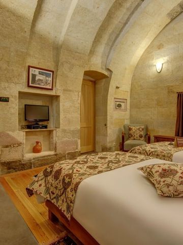 Zweibettzimmer mit gemütlichem Ambiente und Natursteinwänden