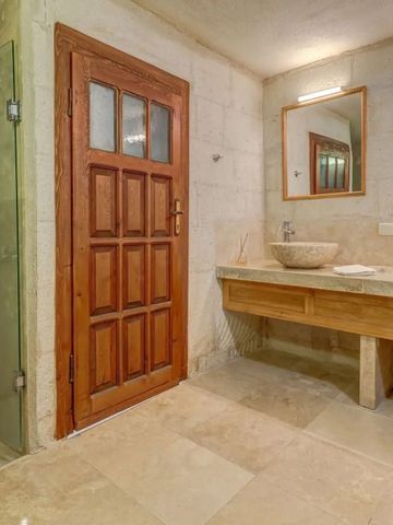 Luxuriöses Badezimmer mit Holzdetails und Natursteinfliesen