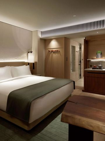 Luxuriöses Hotelzimmer mit großem Doppelbett und eleganter Einrichtung