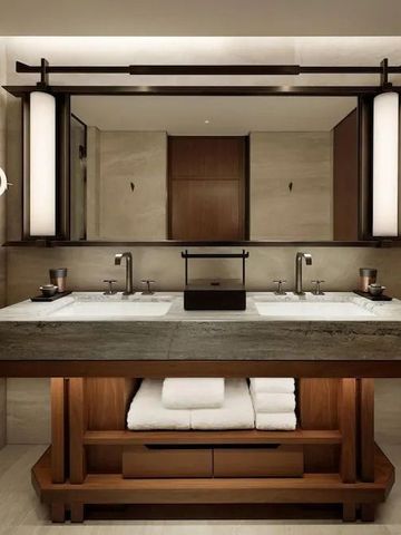 Modernes Badezimmer mit Doppelwaschbecken und stilvoller Beleuchtung