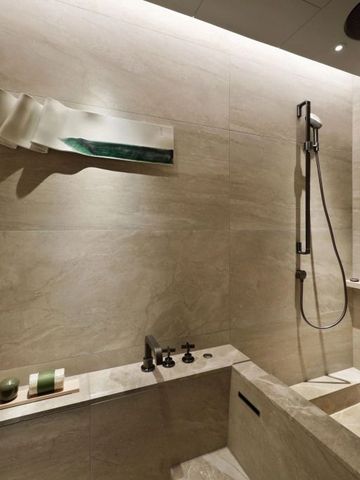 Moderne Dusche in schlichtem, elegantem Design