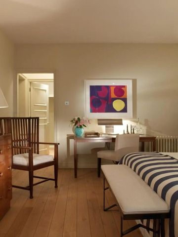 Elegant gestaltetes Schlafzimmer mit buntem Kunstwerk an der Wand im Hotel Tresanton