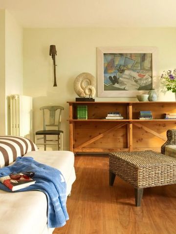 Heller Wohnbereich mit Sesseln und Bücherregal im Hotel Tresanton