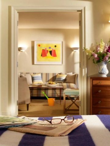 Blick in ein stilvolles Zimmer mit Zugang zu einem gemütlichen Wohnbereich im Hotel Tresanton
