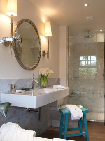 Modernes Badezimmer mit Glasdusche und eleganten Armaturen. Helle Beleuchtung.