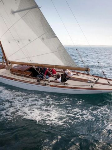 Segelboot auf offener See. Traditionelles Design mit britischer Flagge.