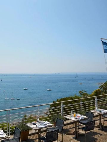 Terrasse mit Meerblick und gedeckten Tischen im Hotel Tresanton.