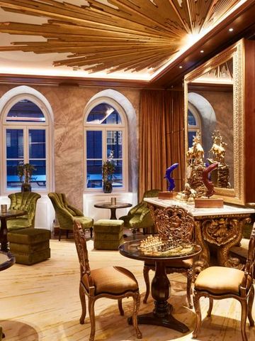 Luxuriös eingerichtete Lounge mit opulenten Möbeln und goldenen Akzenten