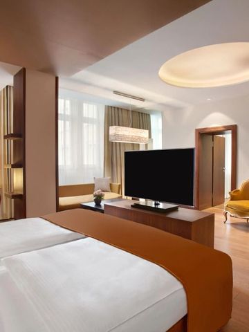 Modernes Hotelzimmer mit stilvoller Einrichtung und Kunstakzenten